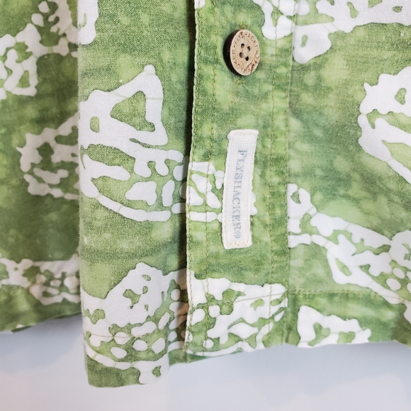 Flyshacker Green Batik Fish Button Up Shirt Size Medium Mens Hawaiian Fishing - Picture 8 of 8
